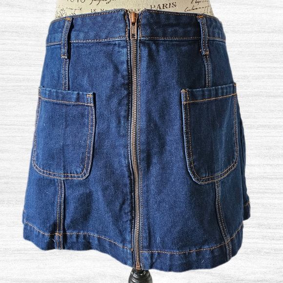Forever 21 Denim Skirt, Dark Wash Zip Front Patch Pocket Mini, Size 30 - Picture 2 of 4